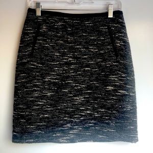 Talbots black and white boucle wool blend pencil skirt, above the knee size 2p.